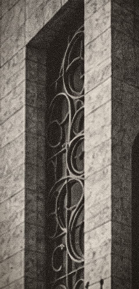 Finestral de la seu central amb reixa modernista de bronze